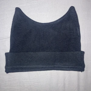 Mössa med öron/horn - En väldigt cool och unik svart mössa med horn ifrån @bean.baby69 på instagram (går ej att köpa längre). Väldigt lätt använd, eftersom den inte passar mig väl. 