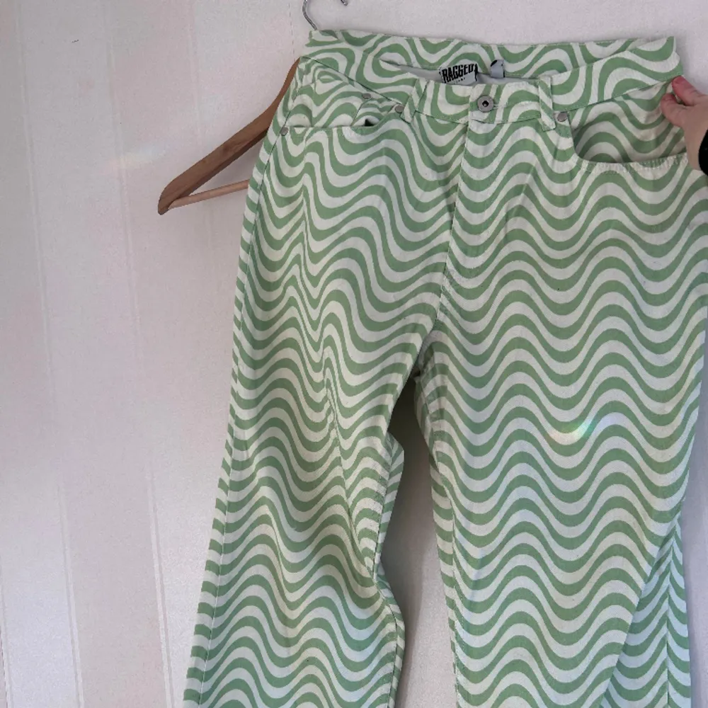 Gröna byxor från the ragged priest i storlek 32! Bra kvalité och sparsamt använda. Jeans & Byxor.