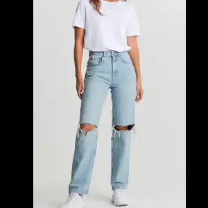 Blå jeans från Gina tricot. Som nya. Storlek 32. Pris 150kr.