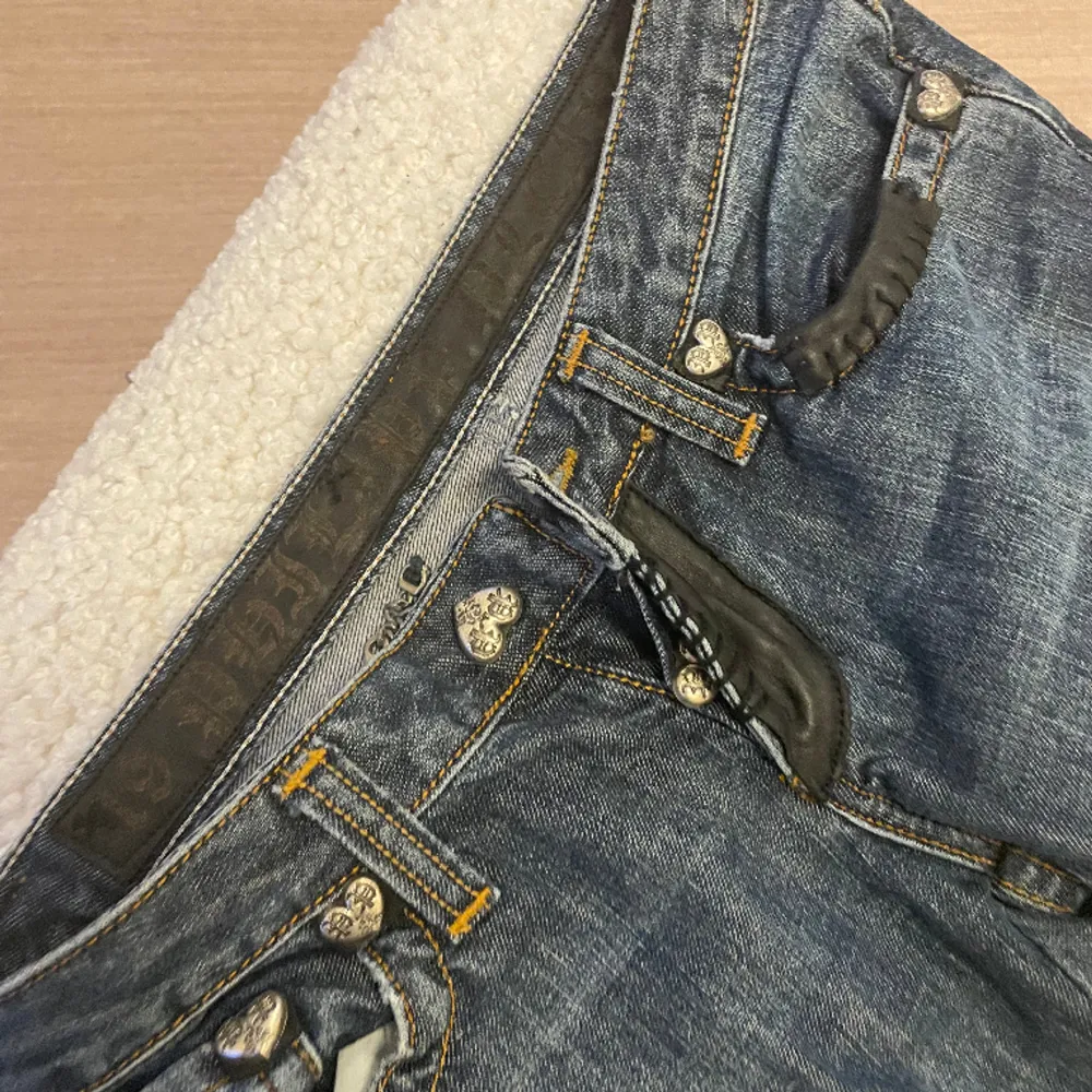 Äkta Philipp plein jeans limited edition nua 3000 typ köpt på Stocholm stadsmission skulle behållt men passar ej mig längre det är min kompis på bilden passar perfekt på henne hon är 165💗🙌 skriv privat för mer bilder. Jeans & Byxor.
