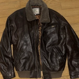 Mörkbrun pilotjacka - En jätte snygg vintage pilotjacka i super bra skick🙌 Perfekt oversized skinnjacka nu för vinter 💗