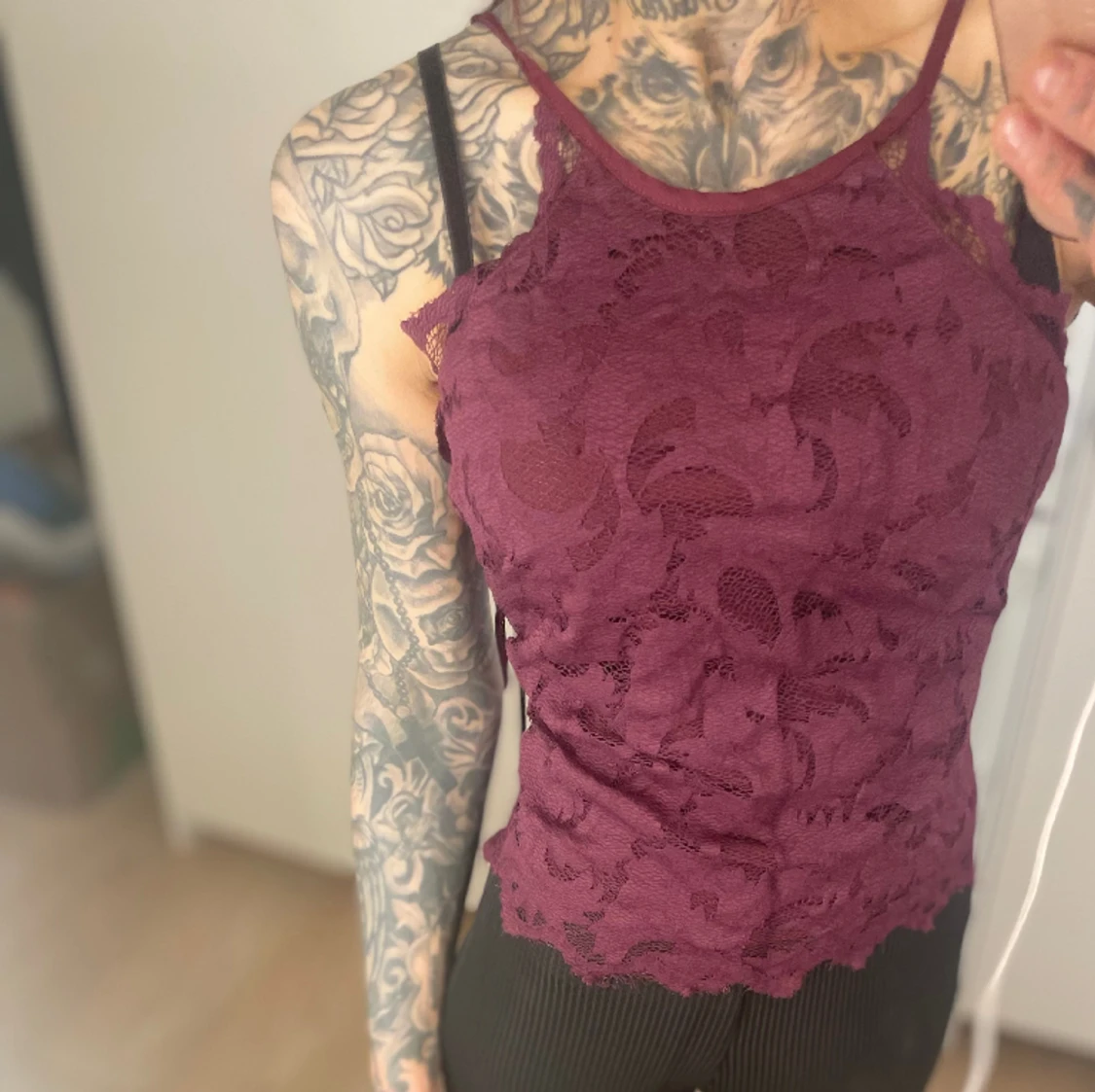 H&M - Vinröd/mörklila topp, spetstopp, strl 34