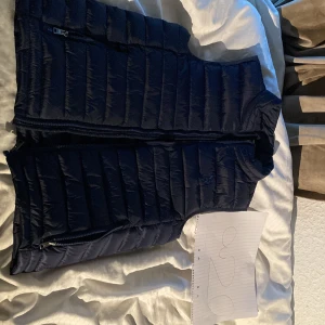 Ralph Lauren Väst - Ralph Lauren dress jag aldrig använt, har ingen användning av det. Den är storlek 14-15 men passar S. Priset är inte hugget i sten. Möts i Malmö eller så fraktar jag det. För mer info kontakta privat. 