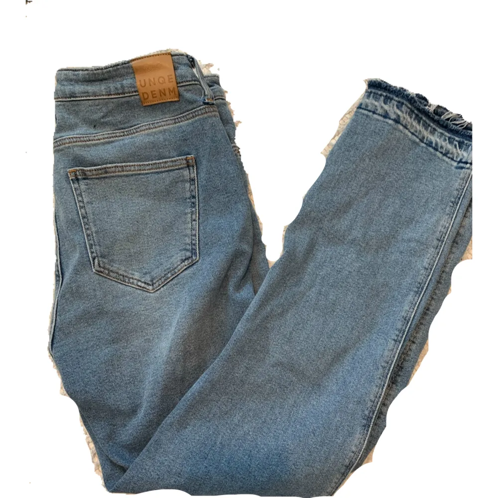 Bekvämaste jeansen med fin ditalj längst ner dom är höga i midjan och är helt oanvända ❤️. Jeans & Byxor.