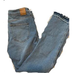 Jeans  - Bekvämaste jeansen med fin ditalj längst ner dom är höga i midjan och är helt oanvända ❤️