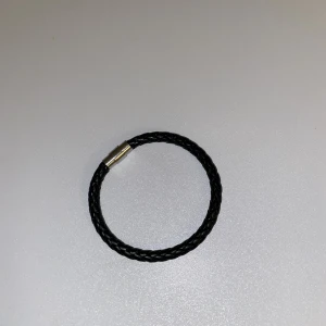 Läderarmband - Säljer detta snygga läderarmband, som är perfekt till vintern