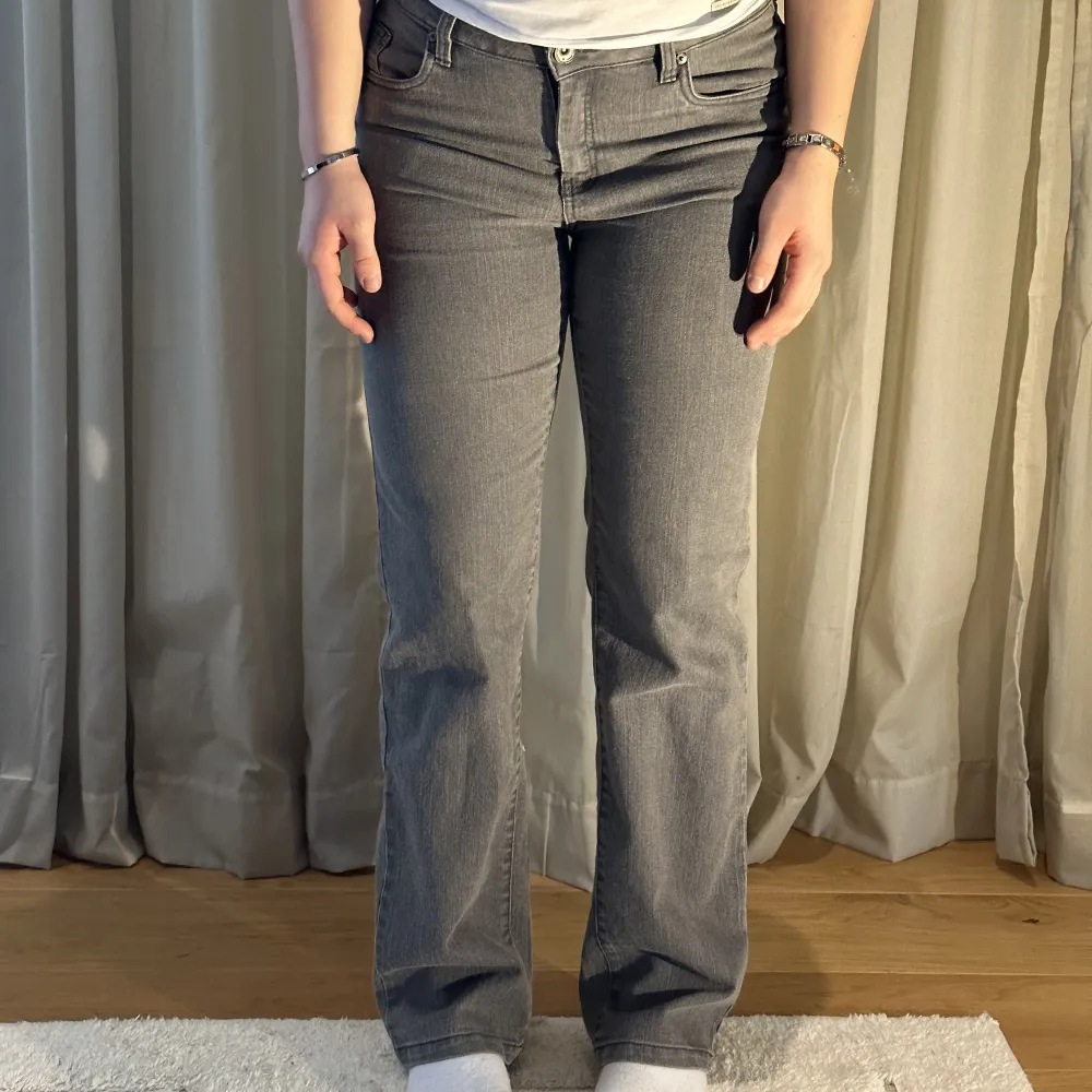 Najs gråa jeans. Midjemått 41 cm innerbenslängd 76cm 🕺🏼. Jeans & Byxor.