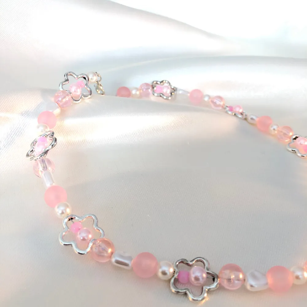 Jättefint rosa själv tillverkat halsband♡. Accessoarer.