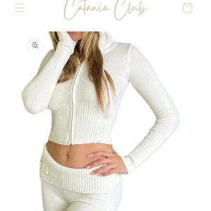 Cataniaclub knitted set - Nytt vitt stickat mjukis set från Cataniaklubb.se. Säljer pågrund av att det är för litet. Skriv privat för fler bilder, köparen står för frakten.