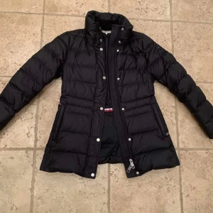 Tommy Hilfiger jacka - Fin vinterjacka av märket Tommy Hilfiger ☺️Den har både knappar och dragkedja :)