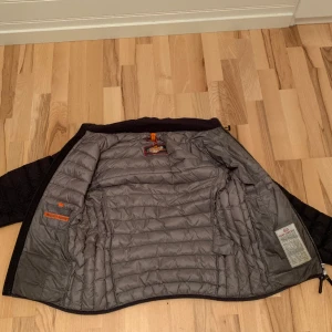 Parajumpers Ugo - säljer parajumpers jacka pga av byte i stil och minskad användning. Storlek large, inköpt ungefär 2 år sedan för ca 4500kr, inga skador. Helt äkta, autentiserat med certilogo. Ordinarie pris 4500-5000kr.