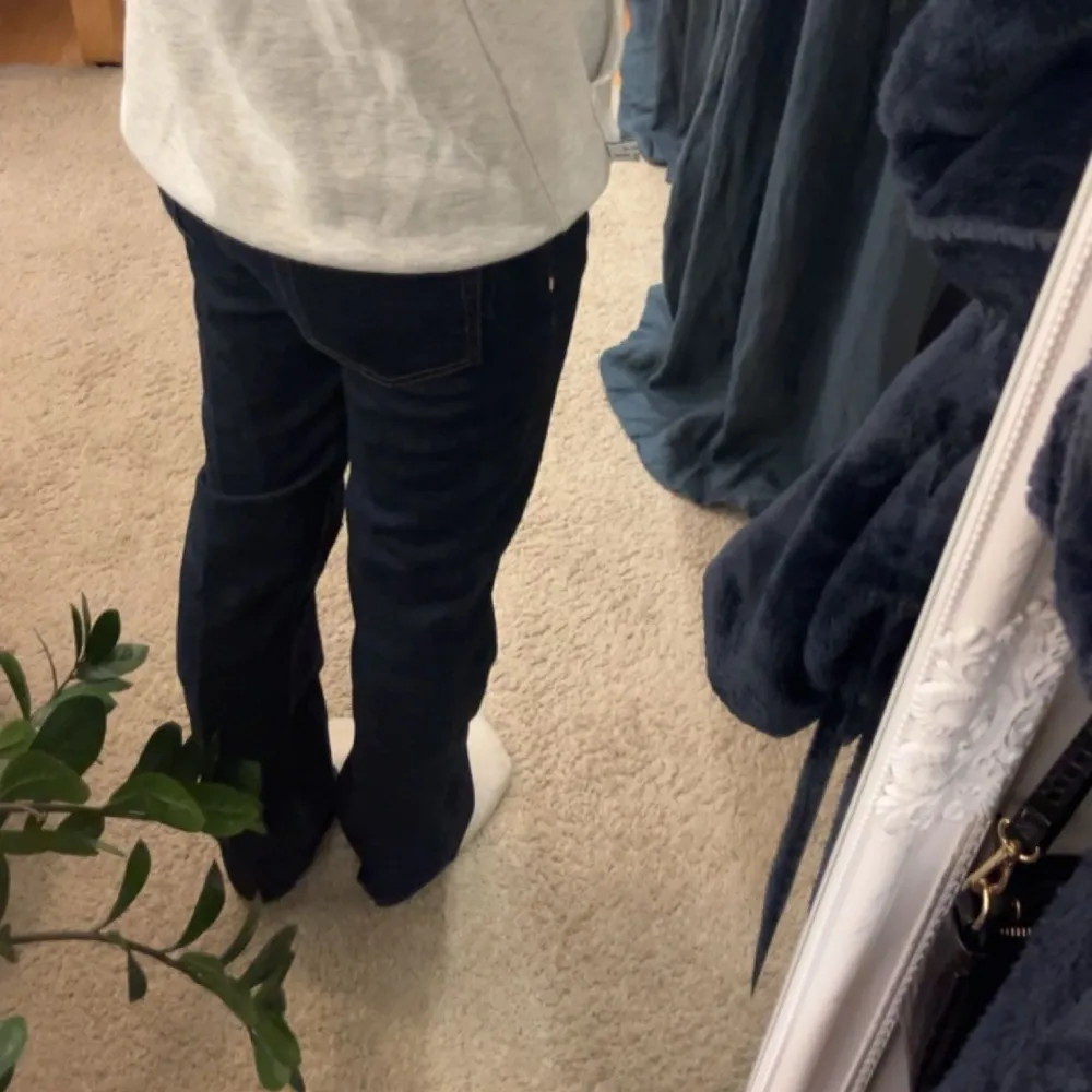 Supersnygga weekday jeans i modellen pin! Säljer då de tyvärr har blivit för små för mig 🩷 Skriv för fler frågor! . Jeans & Byxor.