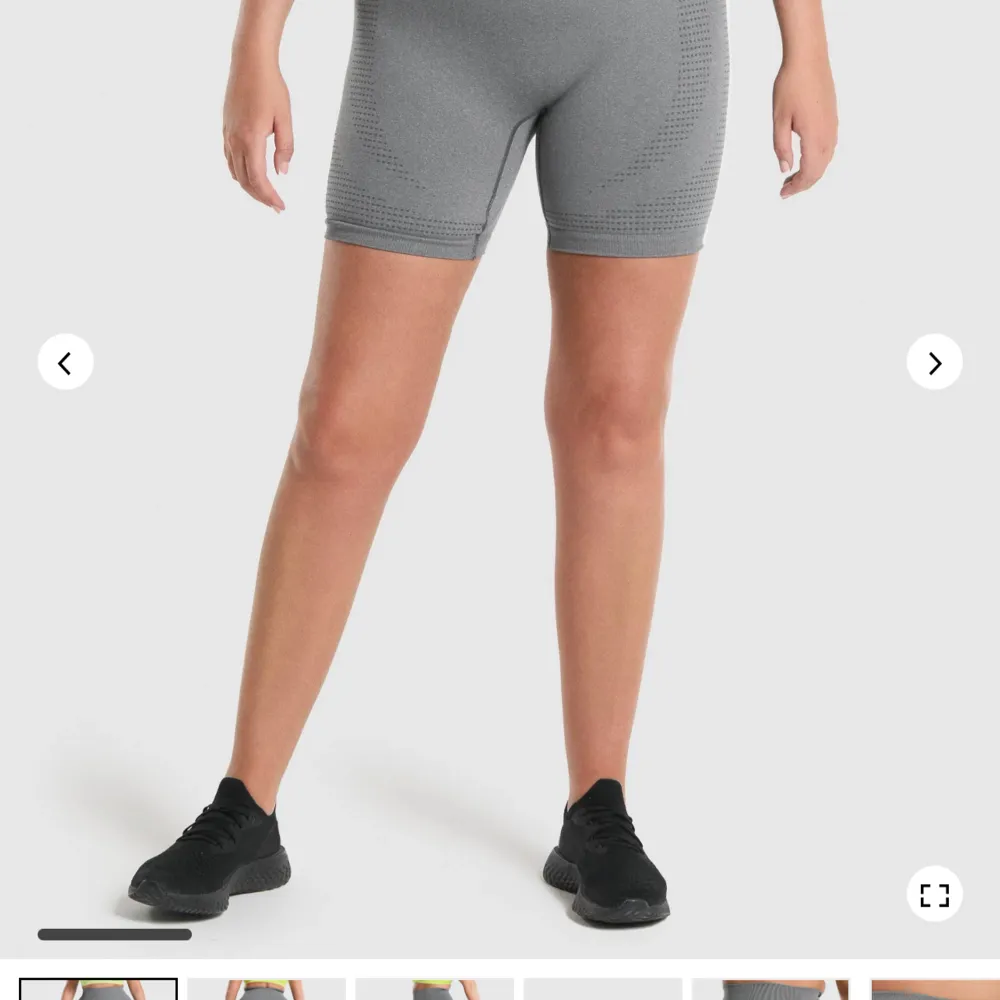 Ljusgrå shorts från Gymshark, vital seamless 2.0 shorts. Storlek M, aldrig använda. Inköpspris 499kr, säljes för 300kr. Frakt tillkommer . Jeans & Byxor.
