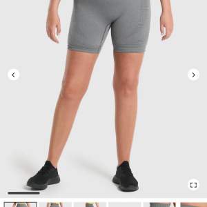Ljusgrå shorts från Gymshark, vital seamless 2.0 shorts. Storlek M, aldrig använda. Inköpspris 499kr, säljes för 300kr. Frakt tillkommer 