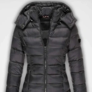 vinter jacka 💕 - Hej ! Säljer denna för 600 ungefär( priset kan diskuteras) den kostar Igentligen 1300kr den är helt ny, inte ens provad. Jag köpte fel jacka men när jag skulle returnera gick det inte. 💕💕