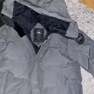 Canada goose Macmilian Parka - Säljer en Blacklabel Parka för ett billigt pris använd ett fåtal gånger finns kvitto till också 