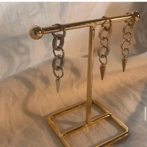 StilSthlm  - Så sjukt snygga örhängen. Köp för 99kr/st Eller 185kr/par  Kan göra nickelfria och rostfritt. Modell 096