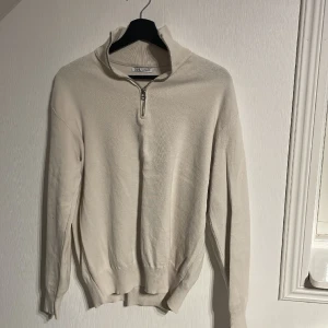 Zara half zip - Hej säljer nu min zara half zip tröja på grund av att jag inte använder den. Den är använd ett fåtal gånger så den är i mycket bra skick. Hör av dig om du är intresserad eller har några frågor😊