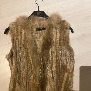 Väst i päls  - Äkta päls. Storlek 38