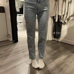 Detta är ett par blåa jeans ifrån pull & bear i storlek 32