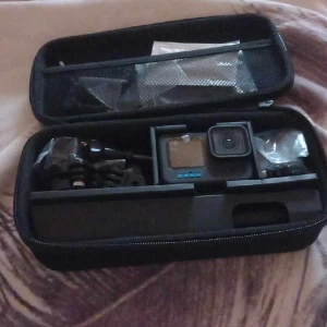 Gopro hero 10 black bundle  - Har en gopro hero 10 black bundle Gott som ny använd 10-15 tim. Skyddsomslag sitter kvar på skärmarna.