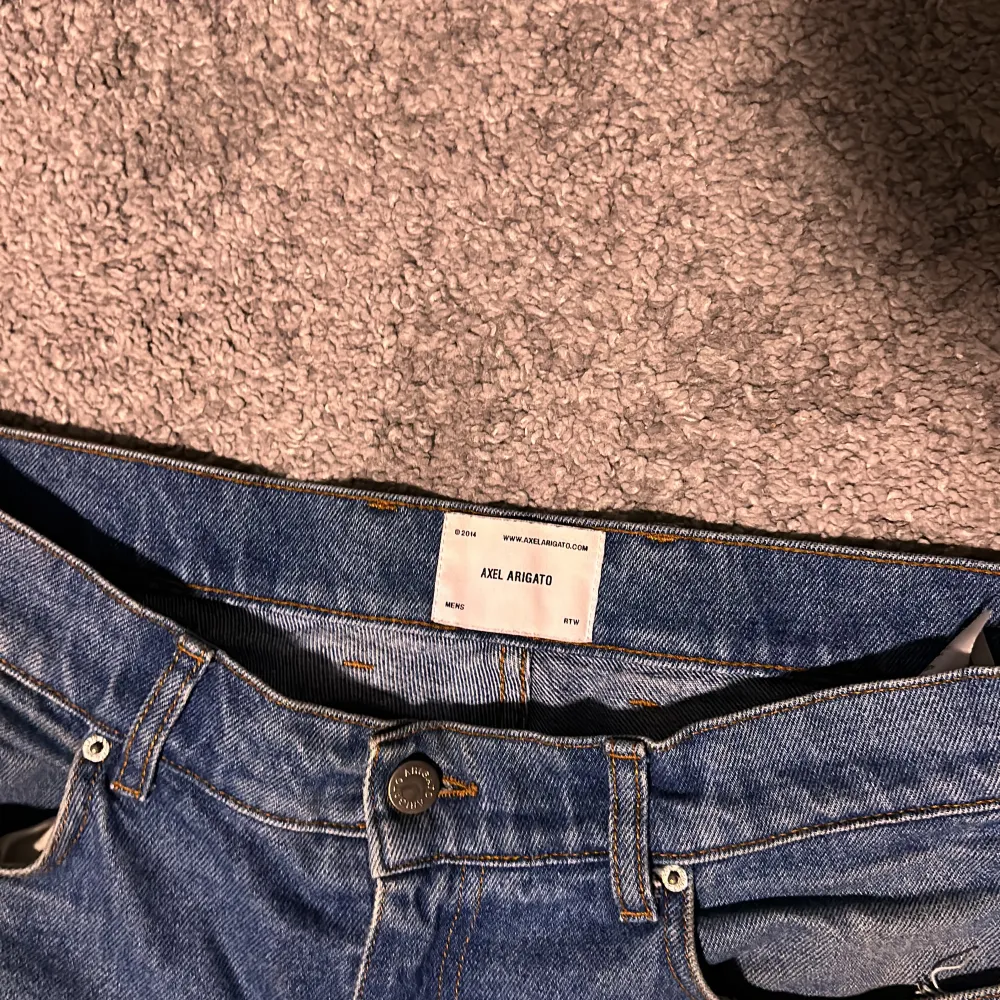 Säljer nu mina Axel Arigato jeans då jag fick nya i present. Jeansen är i storlek 32, regular fit. Använda kanske 10 gånger, völdigt fint skick. Köpte dem för 1800kr! Skriv om du har frågor. Jeans & Byxor.