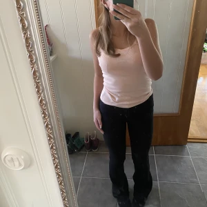 Svarta utsvängda byxor - Ett par snygga svarta jeans från BikBok, använd cirka 2-3 ggr. Fint skick dock upptrampade på ena benet (se bild 3) 💘Orginalpris är 599kr men säljer för 380💘