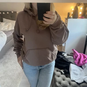 Brun hoodie - Säljer denna bruna hoodie från bikbok som är använd ett antal gånger. (Lånad bild)