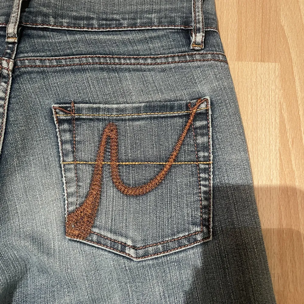 Lågmidjade vintage jeans från Zoul med raka ben. Midjemåttet är ca 37cm tvärsöver och innerbenslängden är ca 74cm. Kontakta för mer info!. Jeans & Byxor.