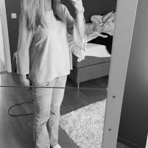 Blus - Säljer min blus från Gina tricot för den inte kommit till andning och skulle säga att de e liten i storleken💓