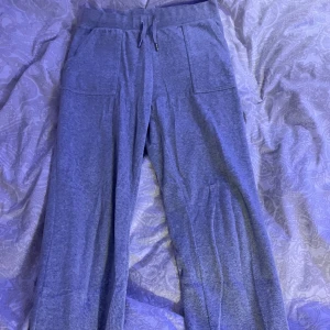 Juicy couture byxor M grå - Säljer mina juicy byxor som jag köpte på nk för lite mer än 1 år sen, de är lite insydda i rumpan men ifall man inte tycker det passar kan man sy ut det igen! Köpte dom för 1099kr och priset kan diskuteras