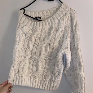 Stickad tröja - Beige stickad jättefin tröja, knappt använd 🤍