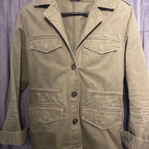 Overshirt  - Säljer min mycket fina overshirt då jag växt ur den. Den är i storlek s. Kontakta mig för mer frågor.