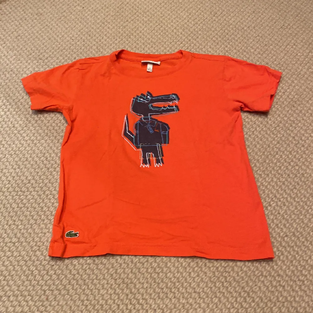 En snygg Lacoste T-shirt. Pojke 6 år, 116 cm.. T-shirts.