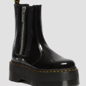 Supersnygga oanvända Dr martens  - Säljer 2976 MAX DISTRESSED PLATTFORMSKÄNGOR I LACKLÄDER. Beställde två storlekar och säljer nu de i storlek 36. De är helt oanvända. Säljer istället för att returnera då returen skulle gå till Holland. De är slutsålda online. Originalpris 2 700 kronor. 