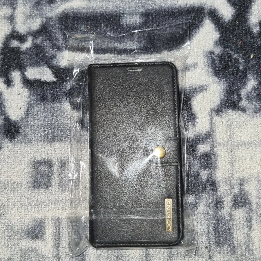 Köpte en s10 plus skal till en Samsung, men öppnade aldrig upp den. Helt ny, oanvänd. Det är svart skinn på den.. Accessoarer.