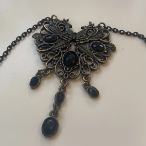 Gothiskt halsband - Snyggt halsband med påfåglar 