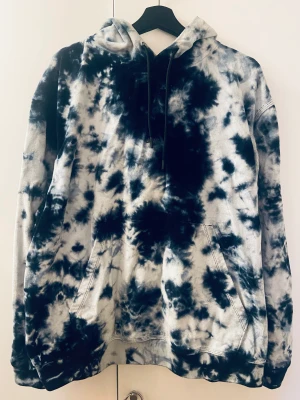 Hoodie Zara - Snygg hoodie i blåa nyanser. I bra skick. 