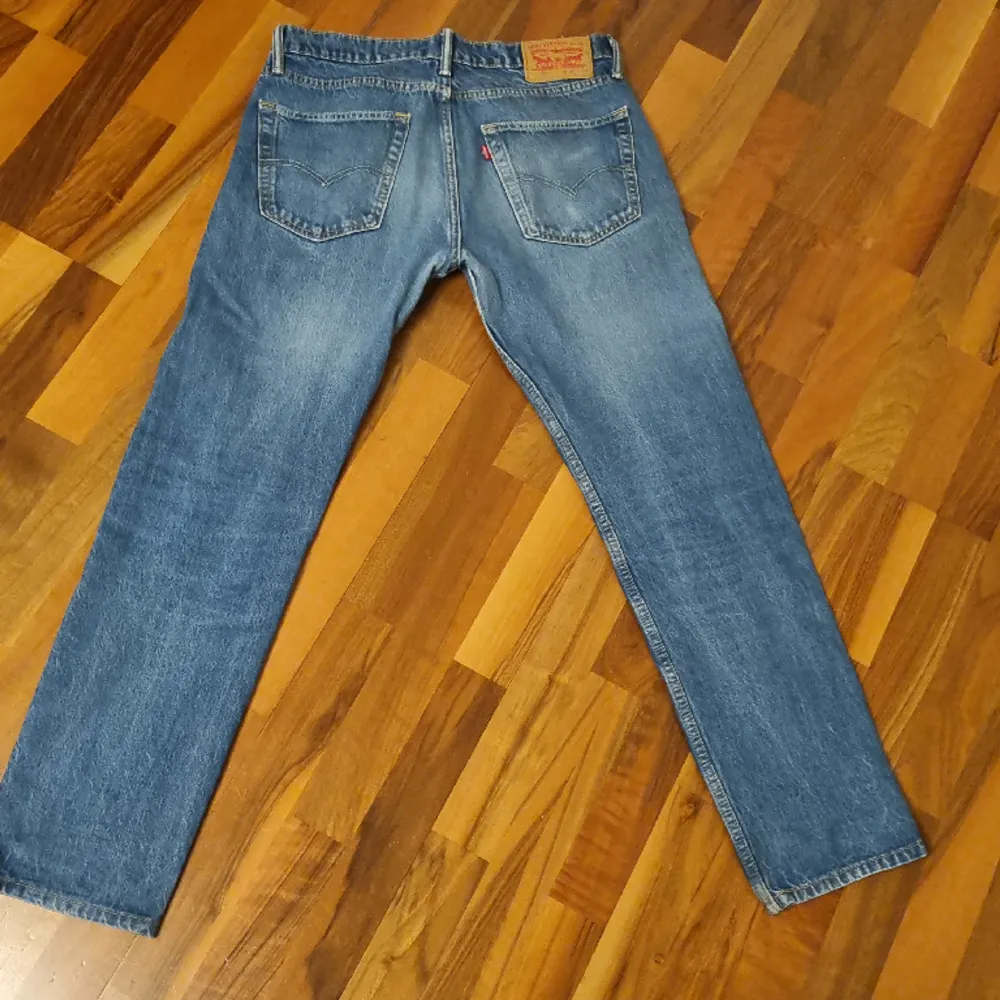 Säljer ett par snygga Levsi 502 då de blivit för små. Skick 4/5. Nypris 1100. Jeans & Byxor.