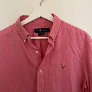 Jag säljer min Polo Ralph Lauren-skjorta  100% original och i perfekt skick.   Storlek: S  Färg: Grå / Gray Material: Kashmir 100% Skick: Mycket Bra Sex: Man 