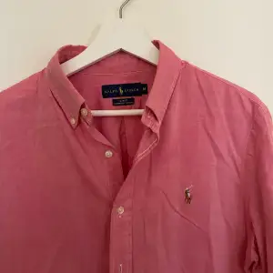 Jag säljer min Polo Ralph Lauren-skjorta  100% original och i perfekt skick.   Storlek: S  Färg: Grå / Gray Material: Kashmir 100% Skick: Mycket Bra Sex: Man 