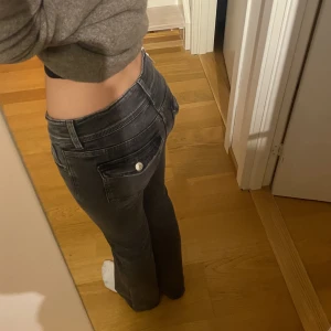 Lågmidjade jeans  - Säljer dessa skit snygga gråa lågmidjade jeans från Gina Tricot, köpte på Young avdelningen men passar mig som är runt 170 cm