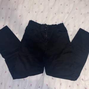 Baggy/raka jeans i svart från Lindex, Storlek 170 (XS-S