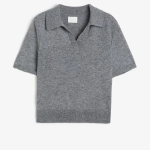 Kortärmad stickad piké  - Jättefin och trendig kortärmad stickad pikétröja från H&M. Endast använd en gång, nypris 349kr. 