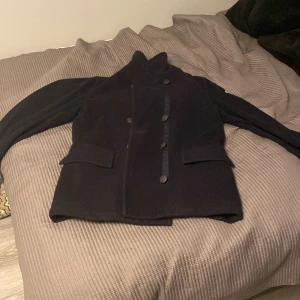 Henri Lloyd kappa herr - Säljer min Henry Lloyd kappa eftersom den inte längre passar och därför bara använt den några få gånger när jag fick den Storlek: 2 vilket motsvarar M  Skick: 9/10 Köpt för 4500kr för ca 1,5 år sedan