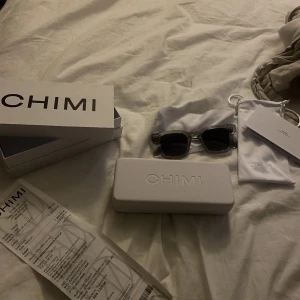 Chimis - Säljer nu mina älskade chimis då dom ej kommer till användning och jag vill köpa ett par nya. Jag köpte dom på Nk.  Inga defekter på andvänding förutom på fodralet men inget man tänker på. Färgen är Grey och är så fina!!🙌🥹 