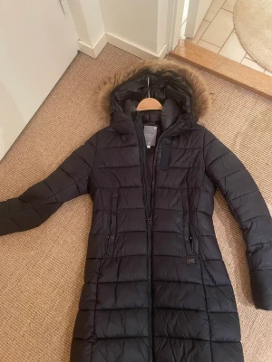 Jacka från G-star  - Marinblå dunjacka från G-star! Pälsen har jag satt på själv och är avtagbar! Jackan har ett litet hål i bak men som säkert går att laga.