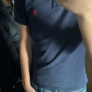 Ralph lauren piké  - Riktigt snygg och trendig Ralph Lauren piké, riktigt bra skick och ett riktigt bra pris på endast 400, har massor olika färger så kolla gärna in min profil eller skriv till mig så löser vi det🙌🏻🤝🏻