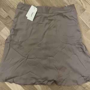 Filippa K kjol  - Siden kjol ifrån Filippa K, helt ny med prislapp. Skrynklig men går hur enkelt som helst att stryka. Nypris 1300kr