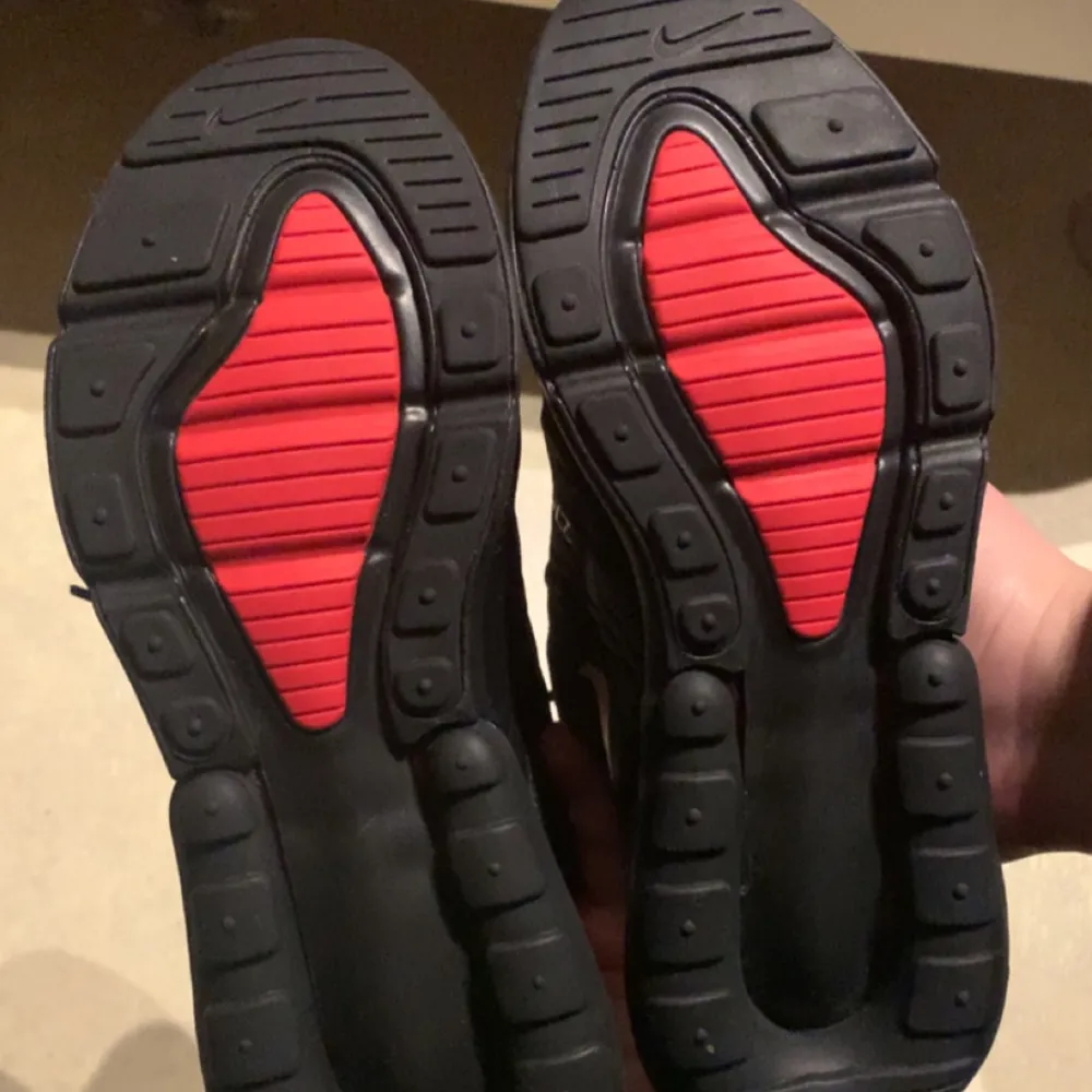 Nike air max 270 röd svarta bara använd hemma en gång (testat bara)  Vanlig pris 1 799kr storlek 39 dam. Skor.